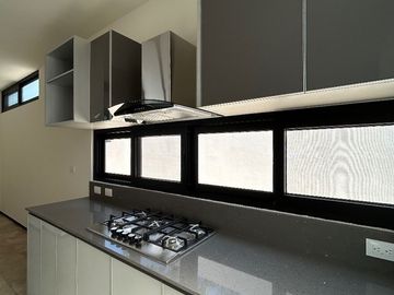 CASA VENTA MERIDA CON ALBERCA EN PRIVADA CON AMENIDADES CERCA DE PLAZA LA ISLA
