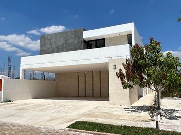 CASA VENTA MERIDA CON ALBERCA EN PRIVADA CON AMENIDADES CERCA DE PLAZA LA ISLA