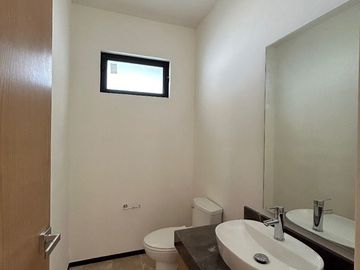 CASA VENTA MERIDA CON ALBERCA EN PRIVADA CON AMENIDADES CERCA DE PLAZA LA ISLA