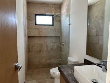 CASA VENTA MERIDA CON ALBERCA EN PRIVADA CON AMENIDADES CERCA DE PLAZA LA ISLA