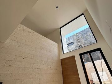 CASA VENTA MERIDA CON ALBERCA EN PRIVADA CON AMENIDADES CERCA DE PLAZA LA ISLA