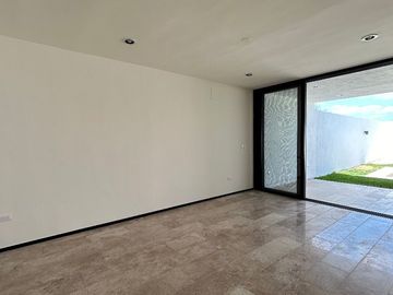 CASA VENTA MERIDA CON ALBERCA EN PRIVADA CON AMENIDADES CERCA DE PLAZA LA ISLA