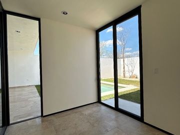 CASA VENTA MERIDA CON ALBERCA EN PRIVADA CON AMENIDADES CERCA DE PLAZA LA ISLA