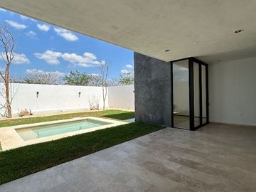 CASA VENTA MERIDA CON ALBERCA EN PRIVADA CON AMENIDADES CERCA DE PLAZA LA ISLA