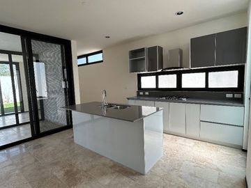 CASA VENTA MERIDA CON ALBERCA EN PRIVADA CON AMENIDADES CERCA DE PLAZA LA ISLA