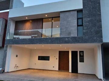 Casa en  venta venta en Lomas de Angelopolis Puebla 3 recamaras y cuarto de servicio.