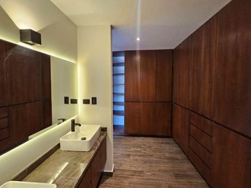 Casa en  venta venta en Lomas de Angelopolis Puebla 3 recamaras y cuarto de servicio.