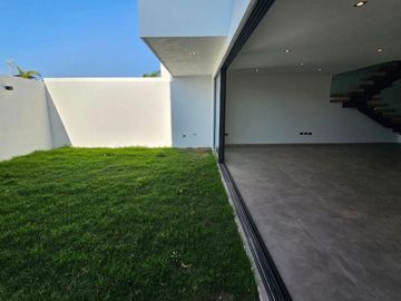 Casa en  venta venta en Lomas de Angelopolis Puebla 3 recamaras y cuarto de servicio.