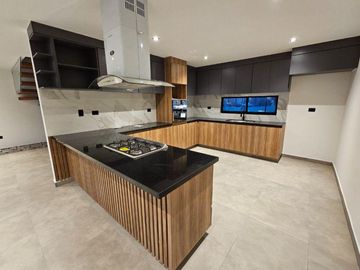Casa en  venta venta en Lomas de Angelopolis Puebla 3 recamaras y cuarto de servicio.