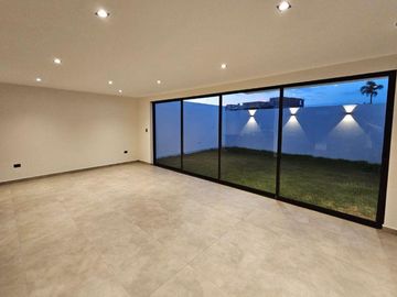 Casa en  venta venta en Lomas de Angelopolis Puebla 3 recamaras y cuarto de servicio.