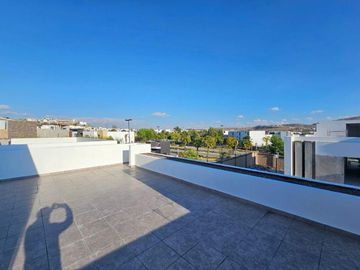 Casa en  venta venta en Lomas de Angelopolis Puebla 3 recamaras y cuarto de servicio.