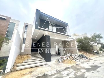 Casa en VENTA en Santa Isabel con amplios espacios, patio de 50 mts2 y equipada.