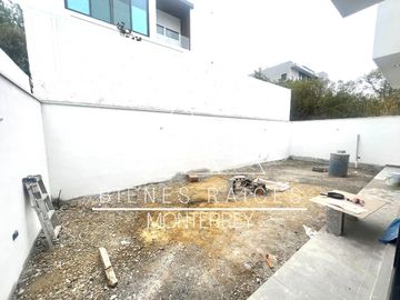 Casa en VENTA en Santa Isabel con amplios espacios, patio de 50 mts2 y equipada.
