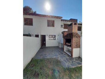DUPLEX DE 3 AMBIENTES CON ESTACIONAMIENTO EN VENTA, ZONA CENTRO