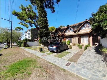 DUPLEX DE 3 AMBIENTES CON ESTACIONAMIENTO EN VENTA, ZONA CENTRO