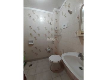 DUPLEX DE 3 AMBIENTES CON ESTACIONAMIENTO EN VENTA, ZONA CENTRO