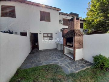 DUPLEX DE 3 AMBIENTES CON ESTACIONAMIENTO EN VENTA, ZONA CENTRO