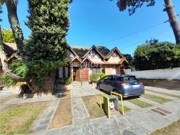 DUPLEX DE 3 AMBIENTES CON ESTACIONAMIENTO EN VENTA, ZONA CENTRO