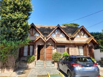 DUPLEX DE 3 AMBIENTES CON ESTACIONAMIENTO EN VENTA, ZONA CENTRO