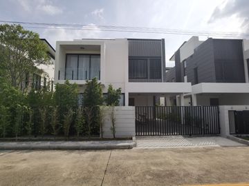 5 Bedroom House for sale at Laguna Park
