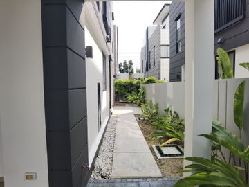 5 Bedroom House for sale at Laguna Park