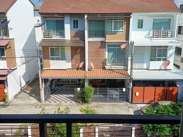 3 Bedroom Townhouse for sale at The Roof Cheangwattana