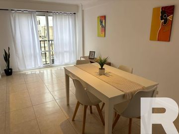 Departamento 2 ambientes con dependencias de servicio , a la calle ,balcón francés y vista lateral al mar