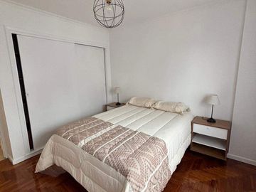 Departamento 2 ambientes con dependencias de servicio , a la calle ,balcón francés y vista lateral al mar