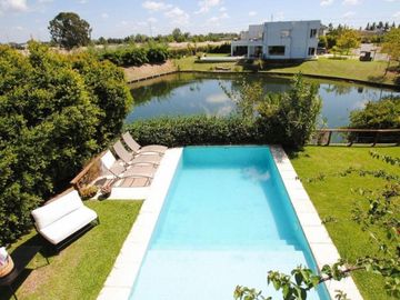 CASA EN VENTA AL AGUA EN NORDELTA
