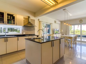 CASA EN VENTA AL AGUA EN NORDELTA