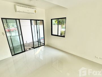 3 Bedroom Townhouse for sale at The Connect Watcharaphon - Phoemsin