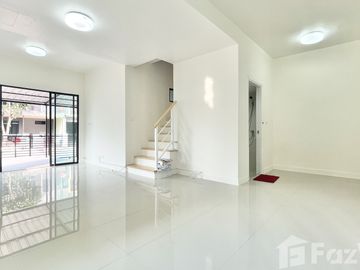 3 Bedroom Townhouse for sale at The Connect Watcharaphon - Phoemsin