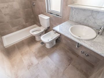 4 AMBIENTES C/DEP 137M2 PISO 20 IMPECABLE TODO LUZ
