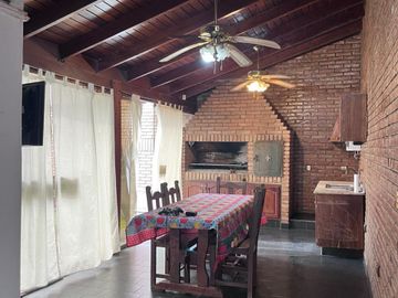 VENTA CASA 3 DORMITORIOS CON QUINCHO ALTO ALBERDI