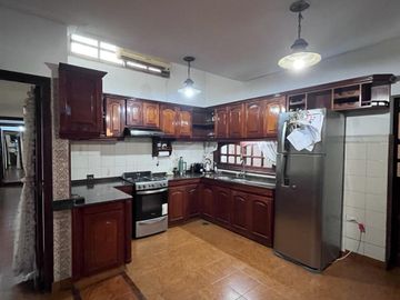 VENTA CASA 3 DORMITORIOS CON QUINCHO ALTO ALBERDI