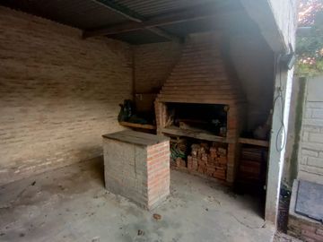 CASA QUINTA EN VENTA CON QUINCHO Y PILETA