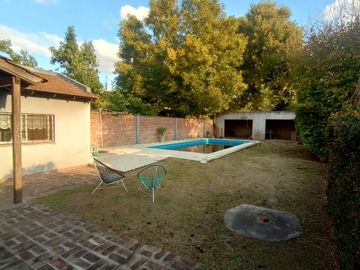 CASA QUINTA EN VENTA CON QUINCHO Y PILETA