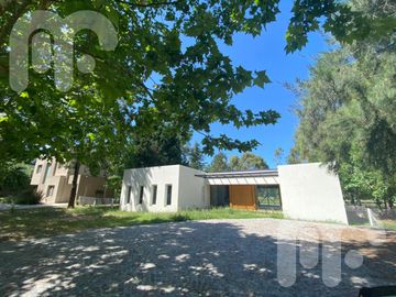 CASA VENTA 4 DORMITORIOS EN MIRALAGOS