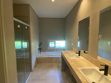 CASA VENTA 4 DORMITORIOS EN MIRALAGOS