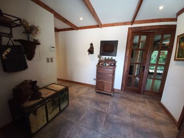 FABULOSA PARCELA CON 2 CASAS CONSTRUIDAS P ROJA, CHICUREO