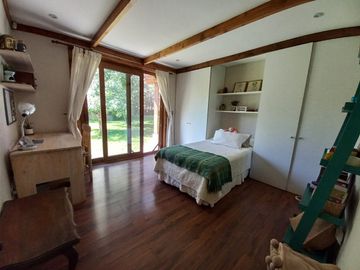 FABULOSA PARCELA CON 2 CASAS CONSTRUIDAS P ROJA, CHICUREO