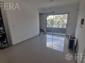 Venta de Departamento triplex de 3 ambientes con cochera y patio en Wilde (30408)