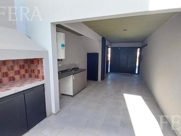 Venta de Departamento triplex de 3 ambientes con cochera y patio en Wilde (30408)