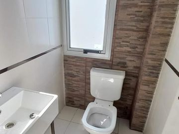 Venta de Departamento triplex de 3 ambientes con cochera y patio en Wilde (30408)