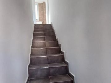 Venta de Departamento triplex de 3 ambientes con cochera y patio en Wilde (30408)