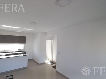 Venta de Departamento triplex de 3 ambientes con cochera y patio en Wilde (30408)