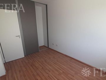Venta de Departamento triplex de 3 ambientes con cochera y patio en Wilde (30408)