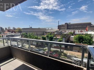 Venta de Departamento triplex de 3 ambientes con cochera y patio en Wilde (30408)
