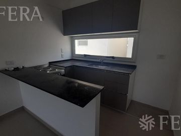 Venta de Departamento triplex de 3 ambientes con cochera y patio en Wilde (30408)