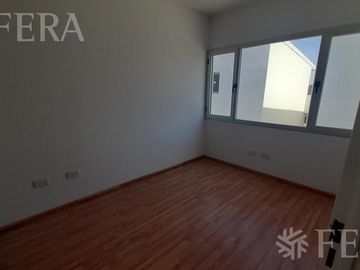 Venta de Departamento triplex de 3 ambientes con cochera y patio en Wilde (30408)